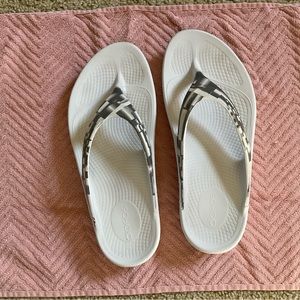 OOFOS white with variegated gray design